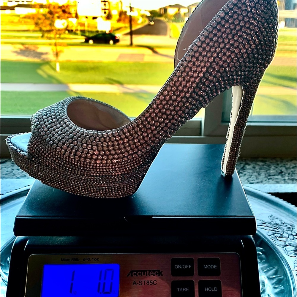 Gorgeous rhinestone pumps
fully encrusted with matching purse. - size 8 1/2 - Picture 6 of 16